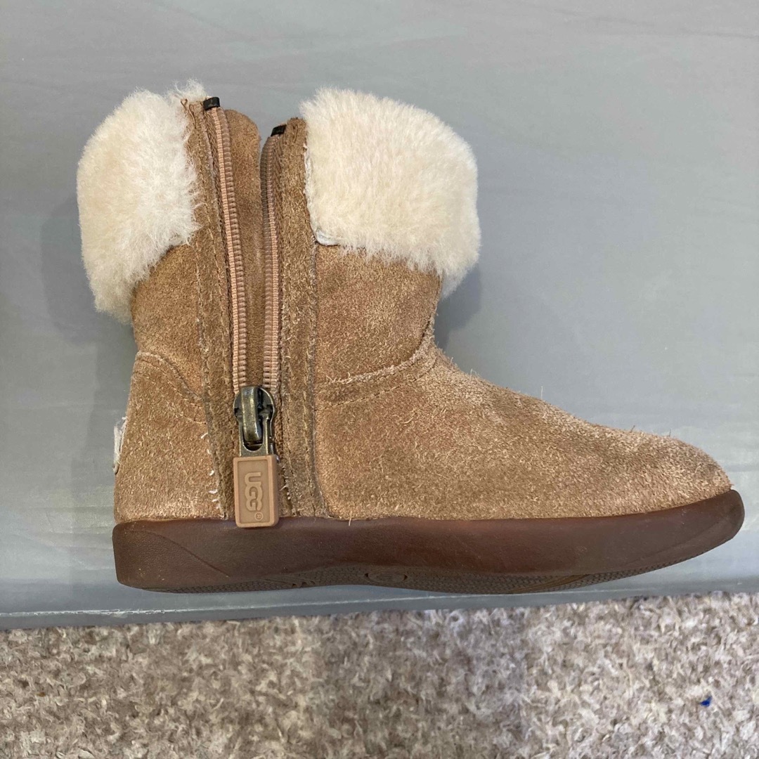 UGG(アグ)のアグ　キッズ　ブーツ　 キッズ/ベビー/マタニティのキッズ靴/シューズ(15cm~)(ブーツ)の商品写真