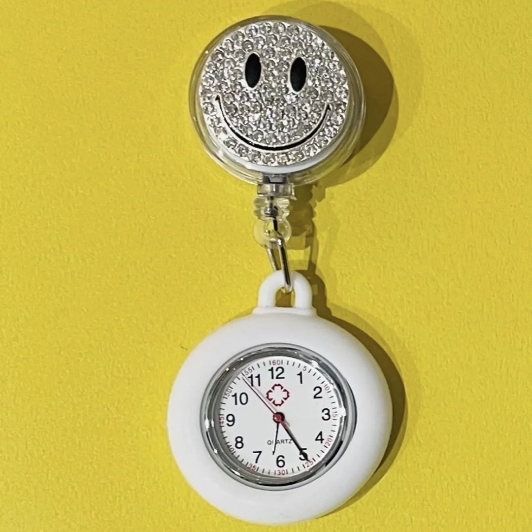 キラキラ　スマイル　ナースウォッチ　懐中時計　リール式　クリップ時計　ニコちゃん レディースのファッション小物(腕時計)の商品写真