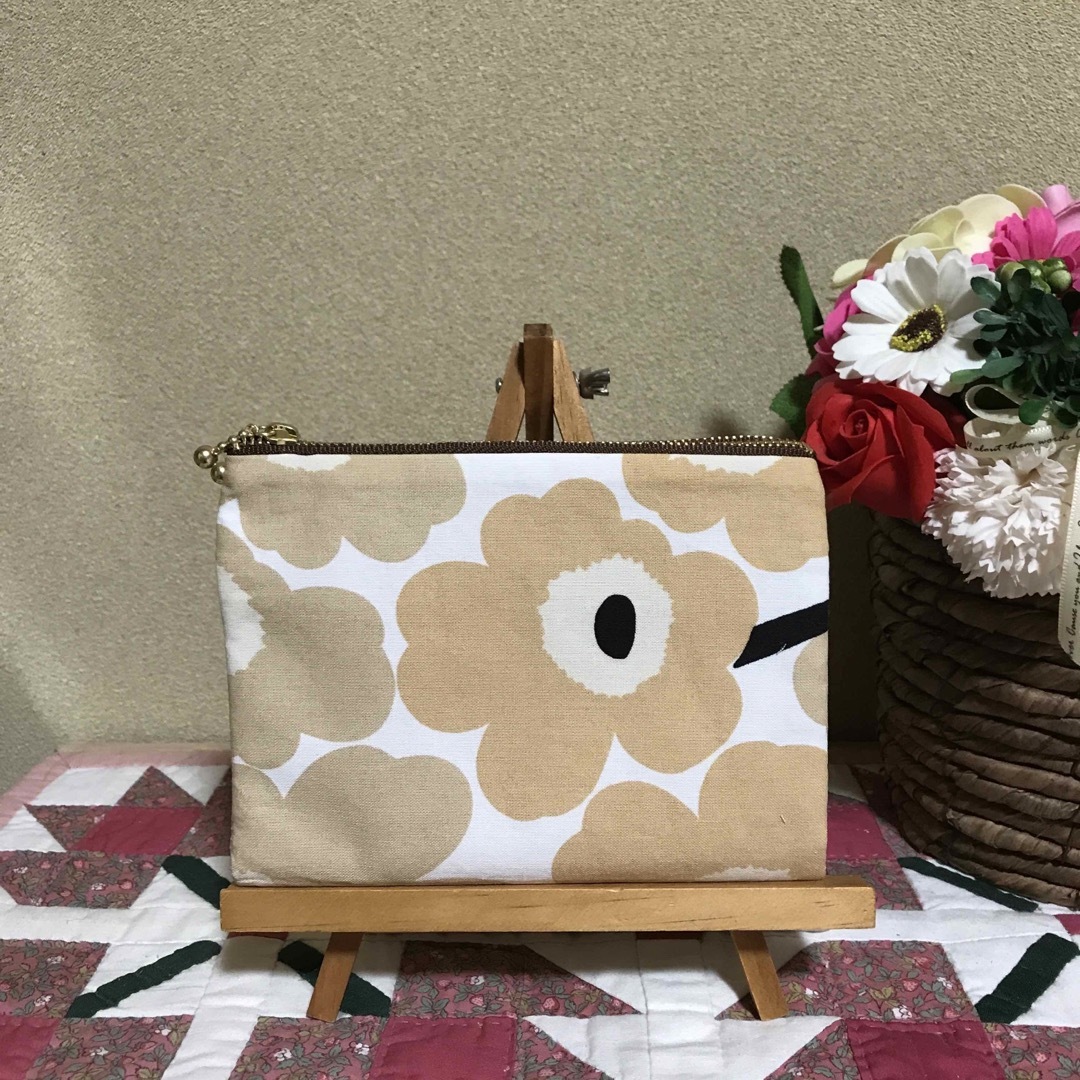 marimekko(マリメッコ)のマリメッコ    生地　ハンドメイド　ベージュ　ミニウニッコ　4ポケットポーチ ハンドメイドのファッション小物(ポーチ)の商品写真