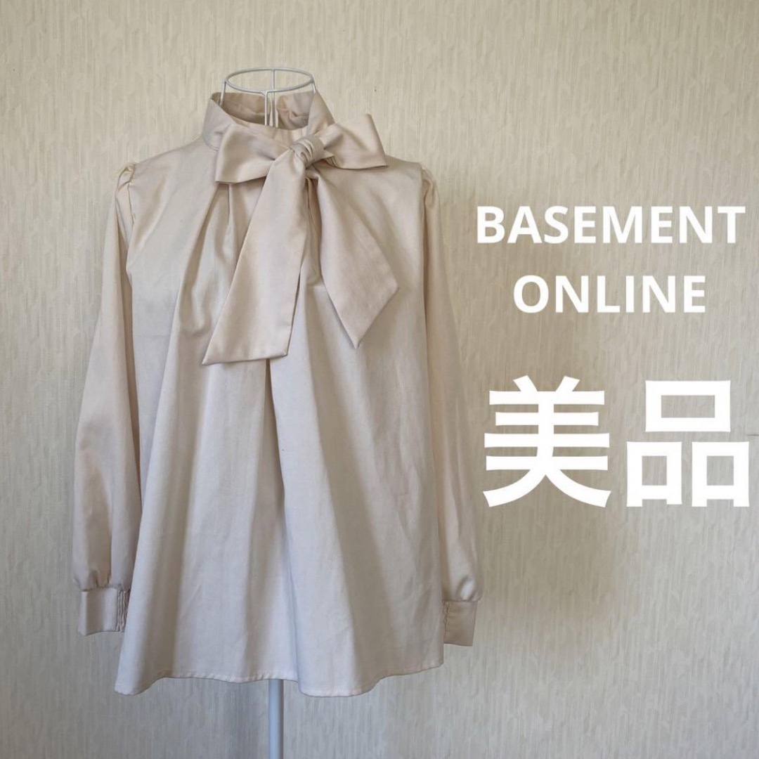 BASEMENT(ベースメント)のベースメントオンライン　ハイネックボウタイブラウス　リボン　アイボリー レディースのトップス(シャツ/ブラウス(長袖/七分))の商品写真