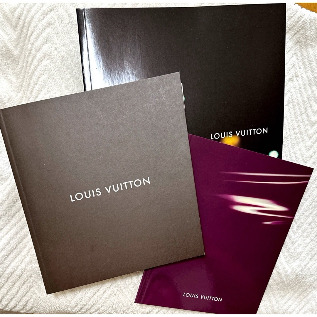 LOUIS VUITTON(ルイヴィトン)の非売品❗️ルイヴィトン　カタログ　3セット バッグ　時計　アクセサリー エンタメ/ホビーの雑誌(ファッション)の商品写真