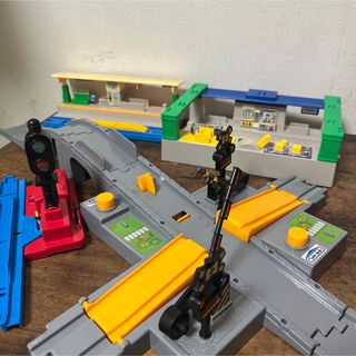 Takara Tomy - ［プラレール まとめ売り］駅、レール、橋脚など 全120