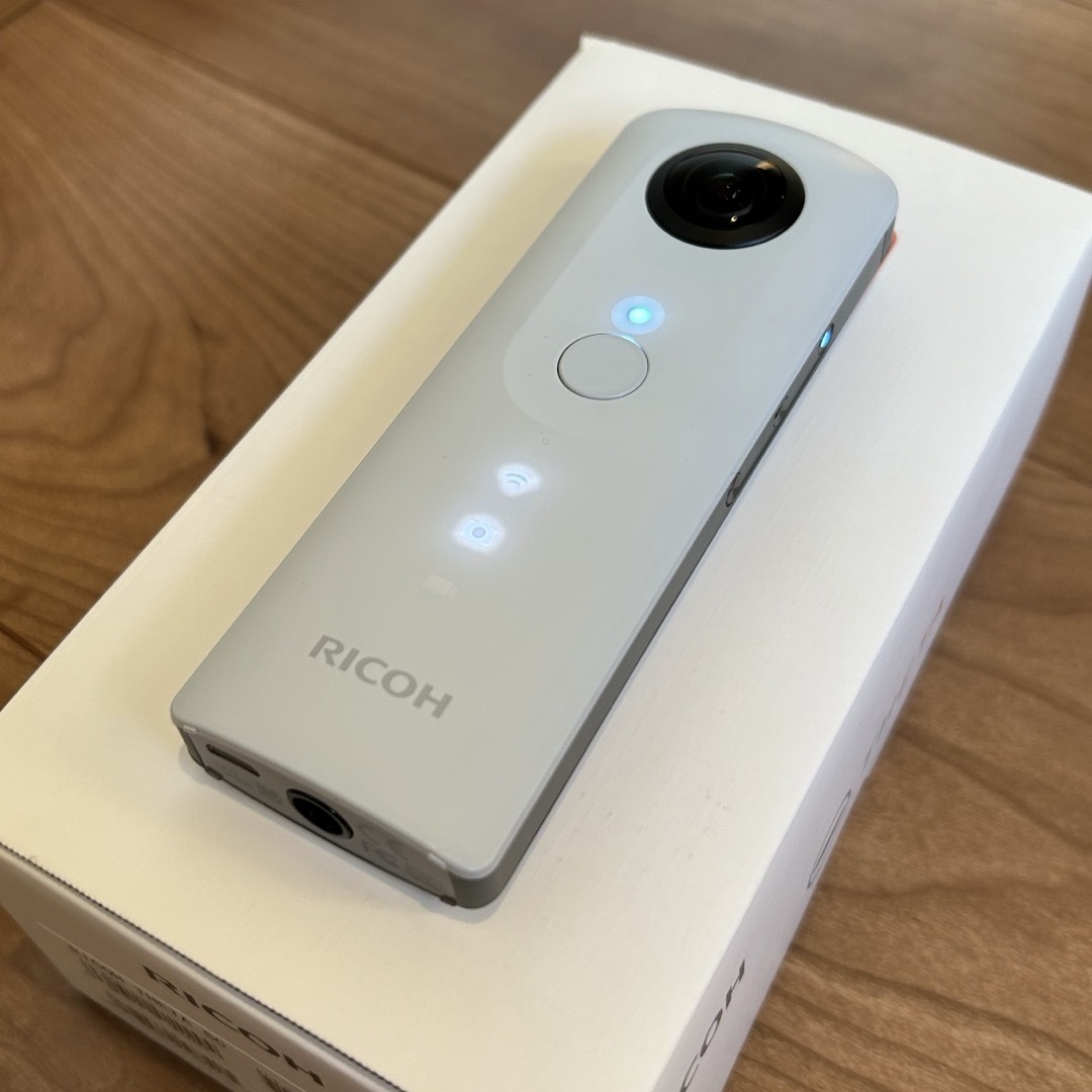 RICOH(リコー)のRICOH THETA SC WHITE リコー シータSC スマホ/家電/カメラのカメラ(その他)の商品写真