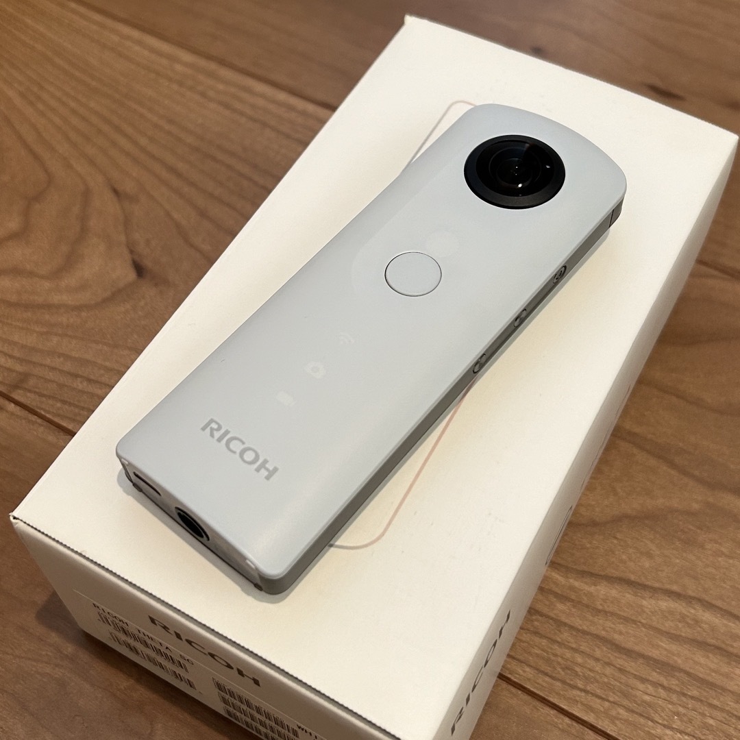 RICOH(リコー)のRICOH THETA SC WHITE リコー シータSC スマホ/家電/カメラのカメラ(その他)の商品写真