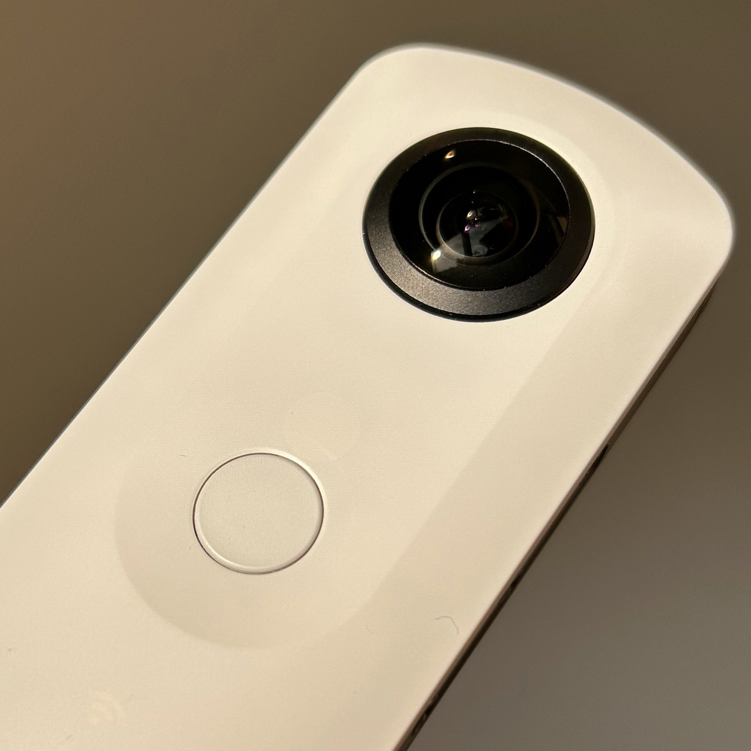 RICOH(リコー)のRICOH THETA SC WHITE リコー シータSC スマホ/家電/カメラのカメラ(その他)の商品写真