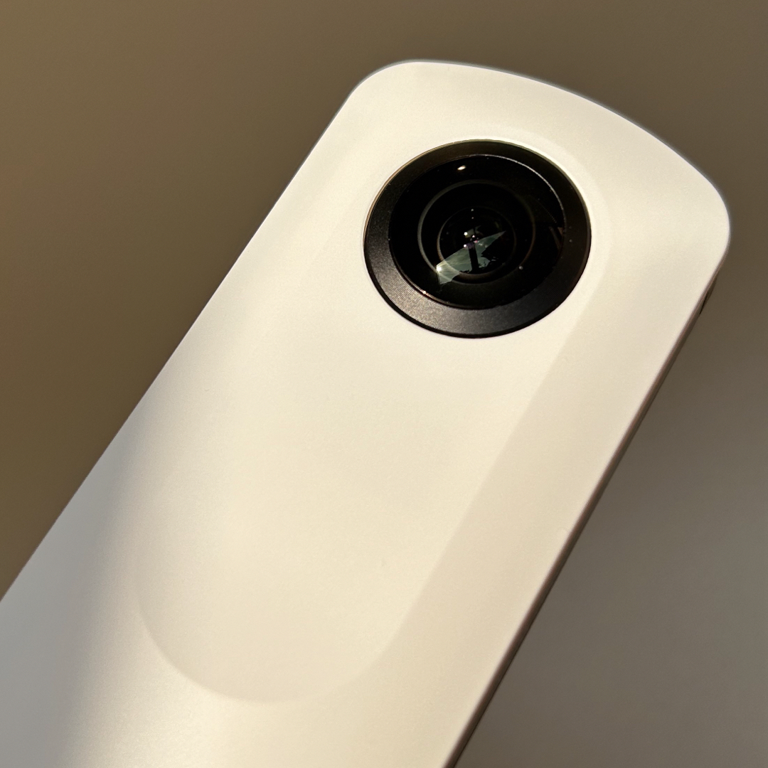 RICOH(リコー)のRICOH THETA SC WHITE リコー シータSC スマホ/家電/カメラのカメラ(その他)の商品写真