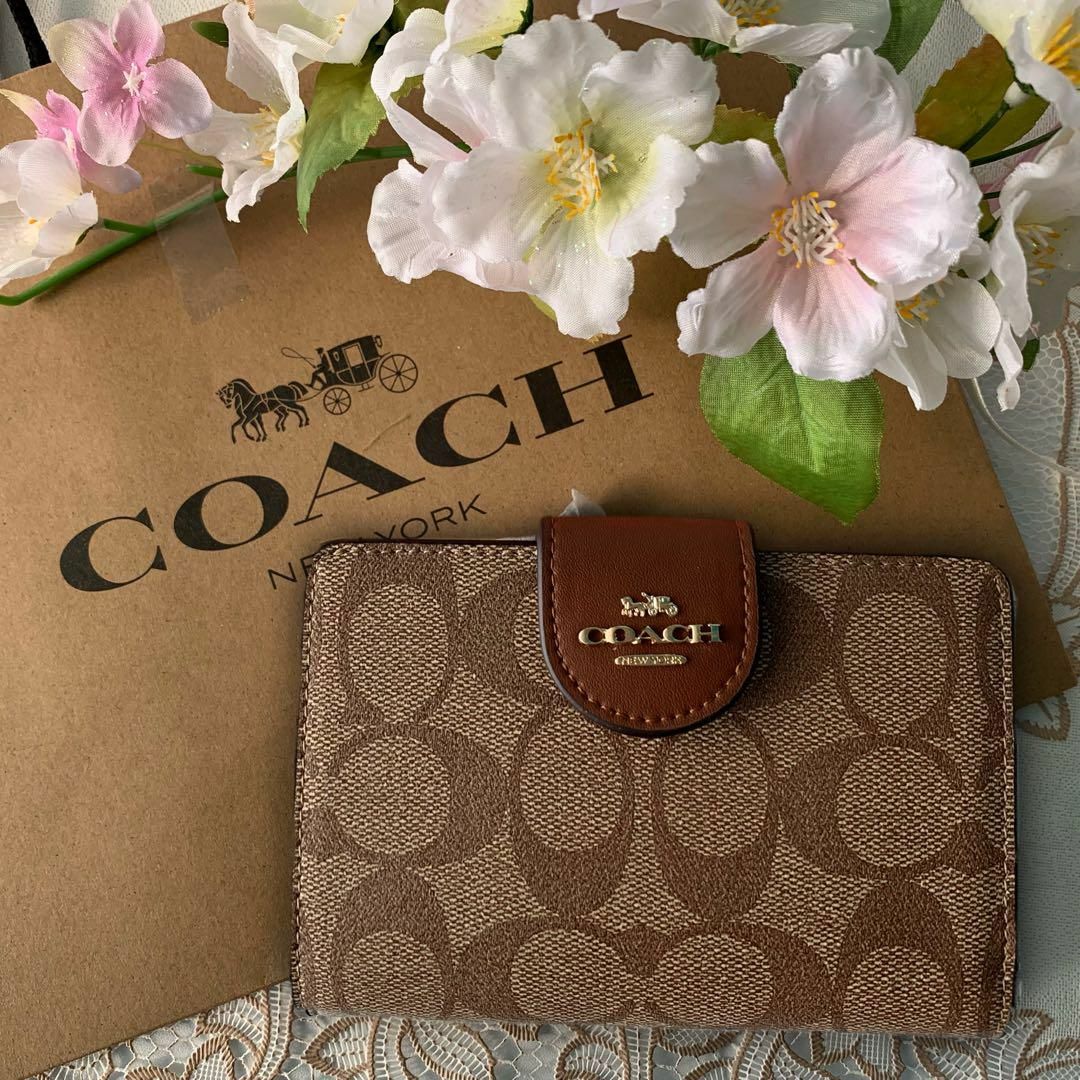 COACH - COACH 二つ折り ベージュ シグネチャー ブラウン ベルトロゴの