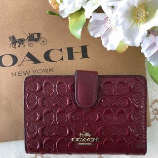 COACH - COACH エンボス エナメル エンジ ワインレッド 二つ折りの通販 ...