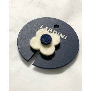 ラルディーニ(LARDINI)のLARDINI　ラルディー二　ブートニエール　ラペルピン　アイボリー／ネイビー(その他)