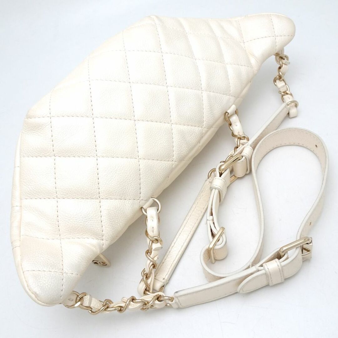 CHANEL(シャネル)のCHANEL シャネル ボディバッグ カーフ パールホワイト/350904【中古】 レディースのバッグ(ボディバッグ/ウエストポーチ)の商品写真