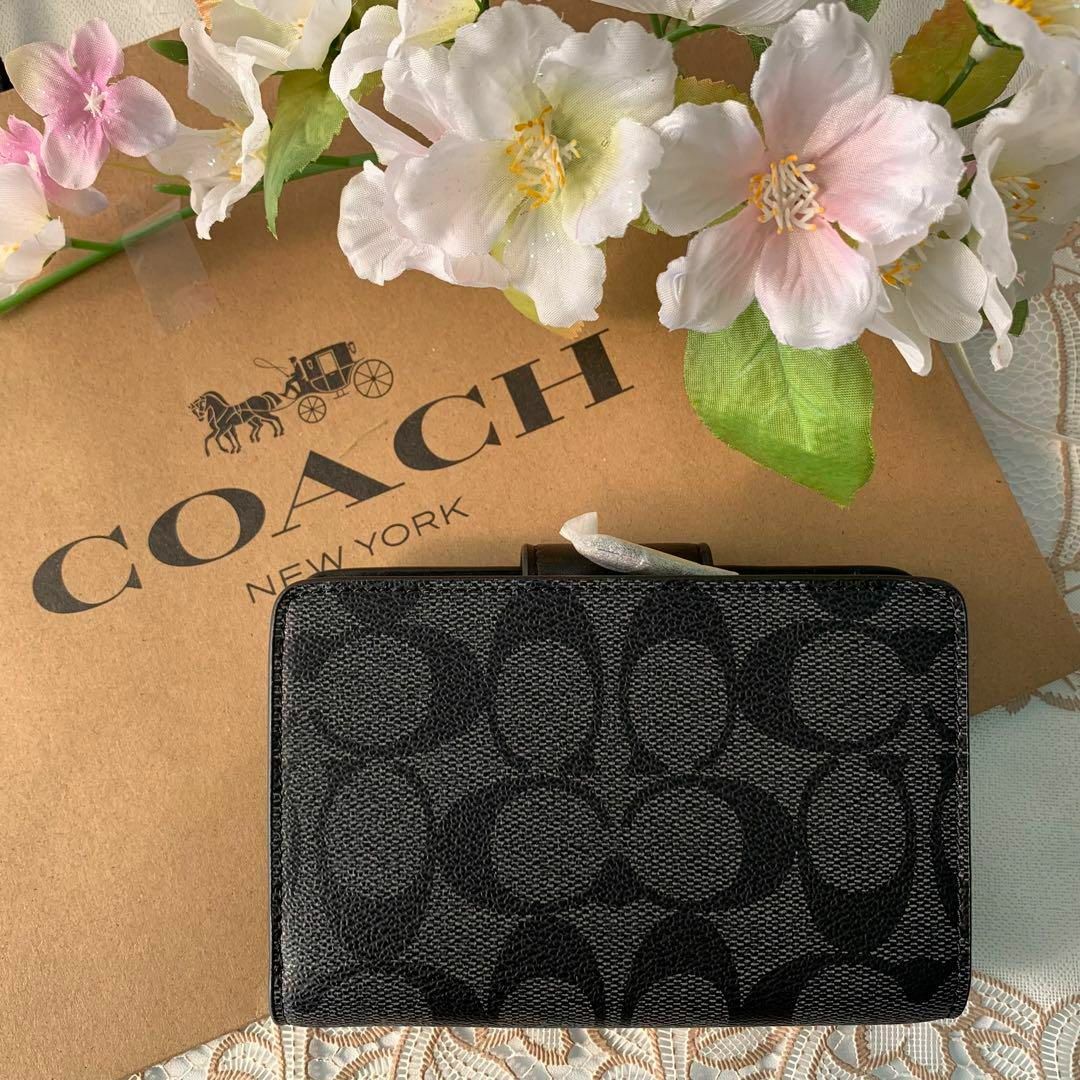 COACH(コーチ)のCOACH 二つ折り スモーク ブラック ベルトロゴ レディースのファッション小物(財布)の商品写真