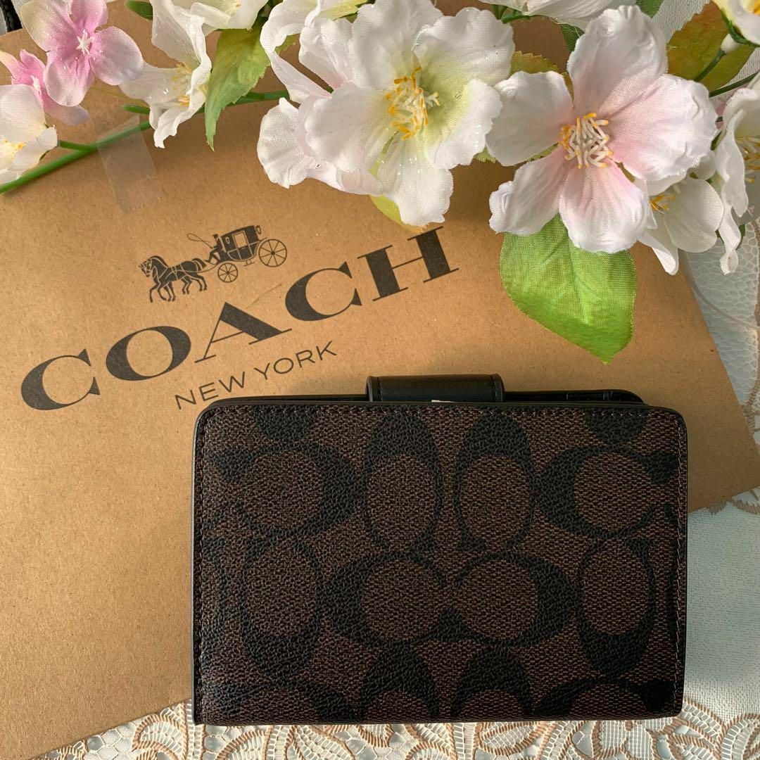 COACH(コーチ)のCOACH 二つ折りブラック ダークブラウン ベルトロゴ レディースのファッション小物(財布)の商品写真