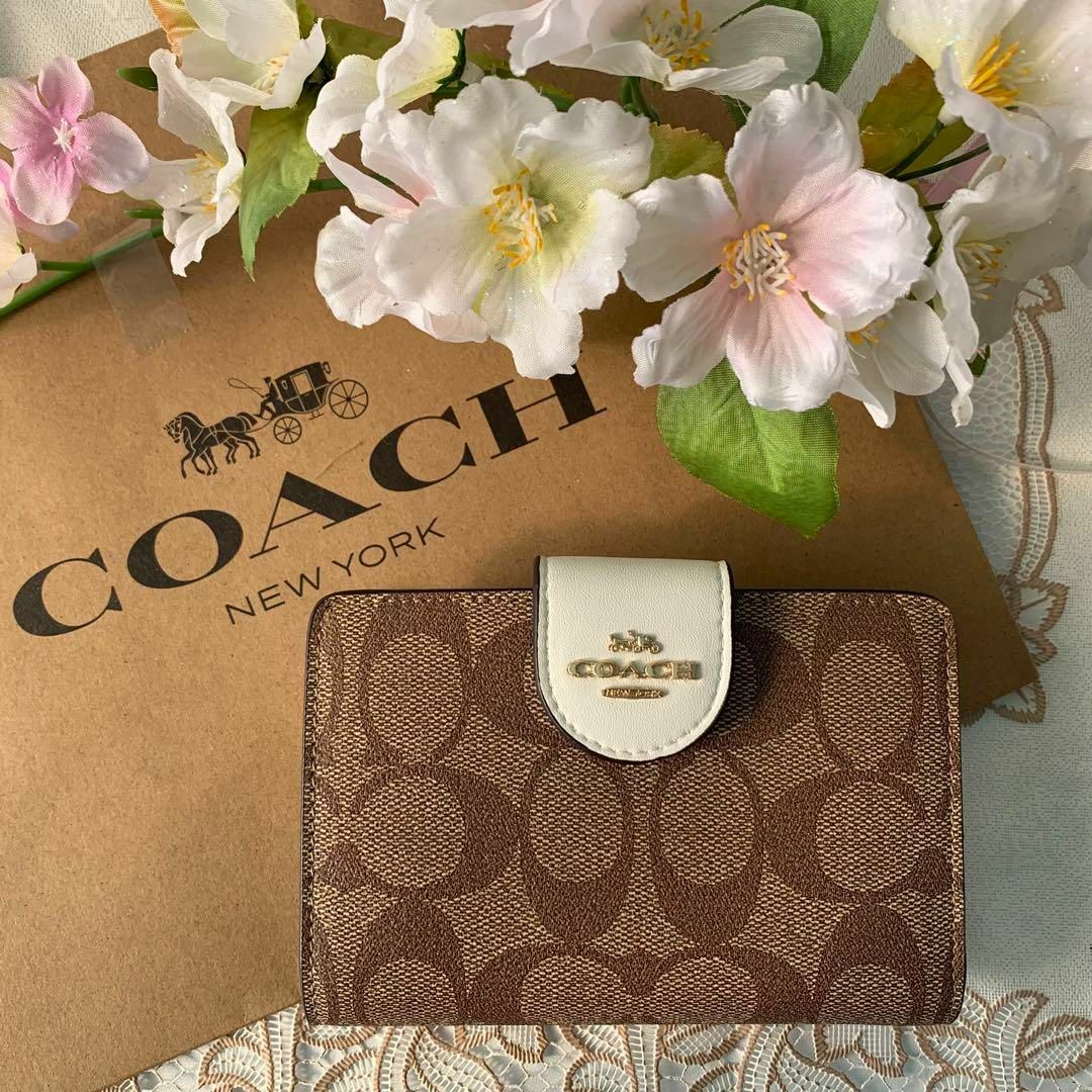 COACH 二つ折り ベージュ シグネチャー ホワイト ベルトロゴ | フリマアプリ ラクマ