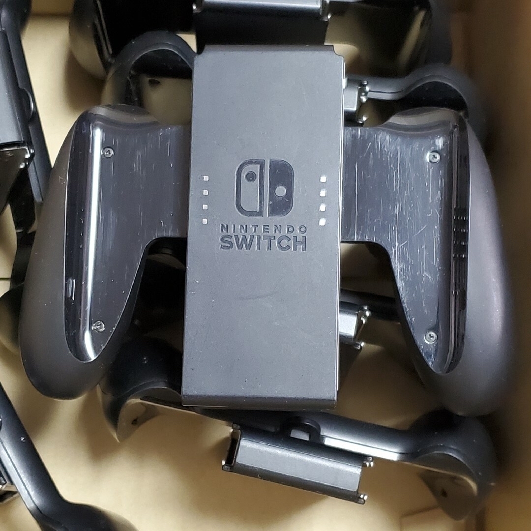 Nintendo Switch(ニンテンドースイッチ)のNintendo Switch 純正 Joy-Con グリップ 8個セット エンタメ/ホビーのゲームソフト/ゲーム機本体(その他)の商品写真