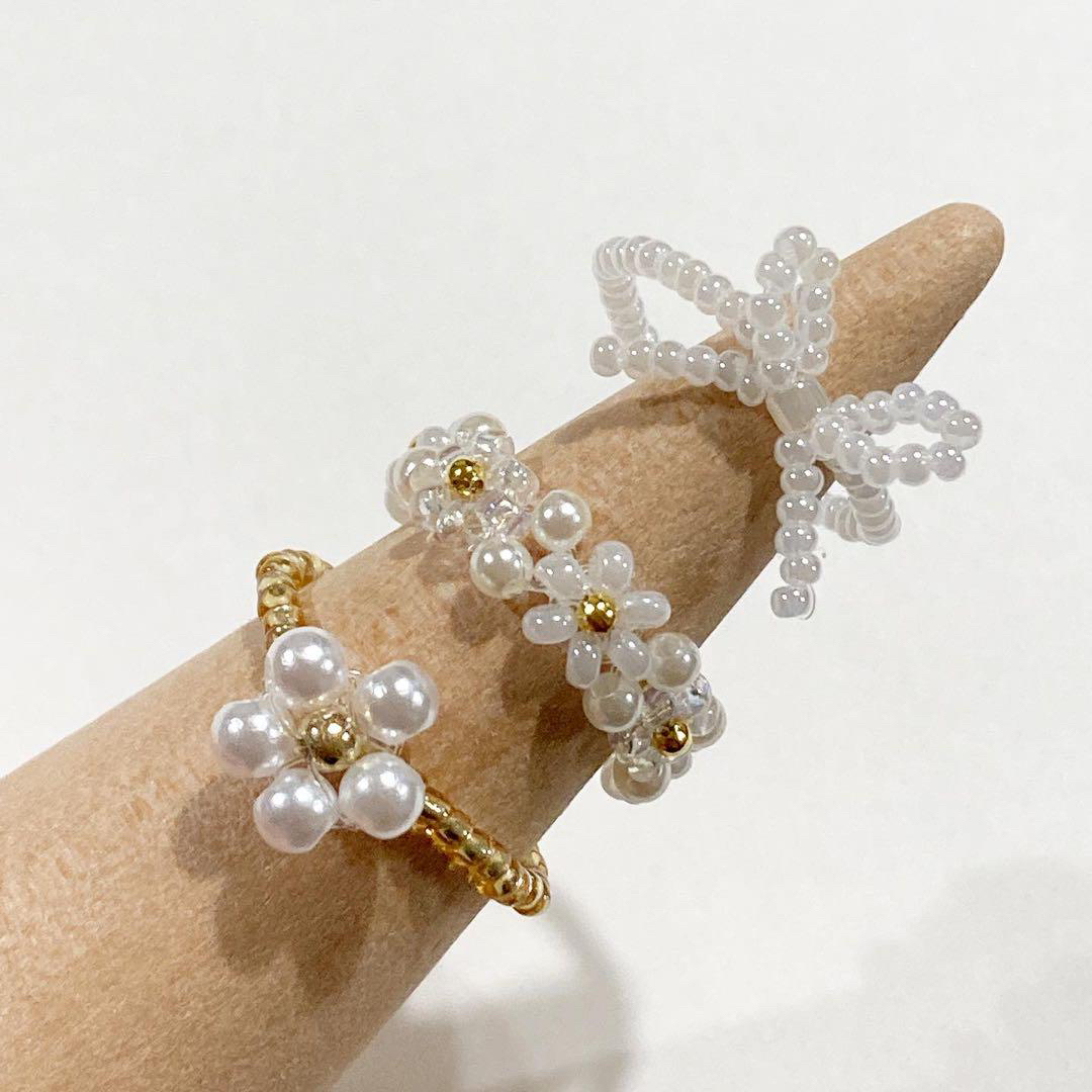 【送料無料】white × Pearl フラワー×リボン　ビーズリング３点Set ハンドメイドのアクセサリー(リング)の商品写真