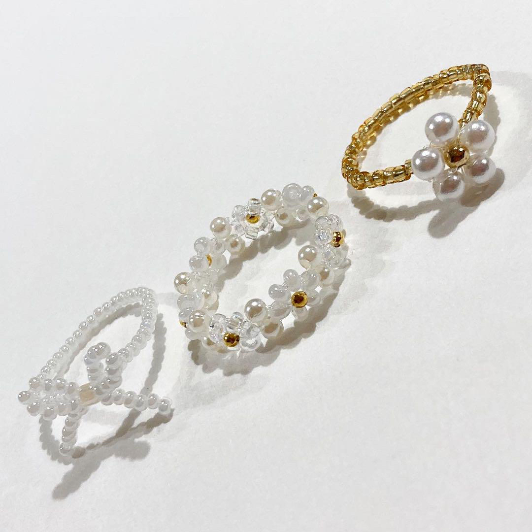 【送料無料】white × Pearl フラワー×リボン　ビーズリング３点Set ハンドメイドのアクセサリー(リング)の商品写真