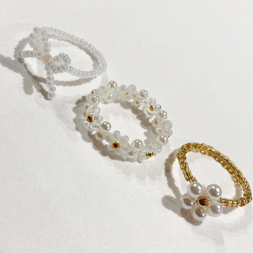 【送料無料】white × Pearl フラワー×リボン　ビーズリング３点Set ハンドメイドのアクセサリー(リング)の商品写真