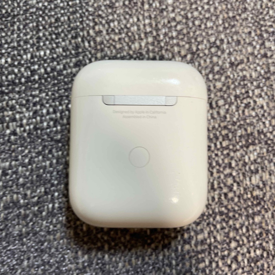 Apple(アップル)のAPPLE AirPods with Charging Case MV7N2J/ スマホ/家電/カメラのオーディオ機器(ヘッドフォン/イヤフォン)の商品写真