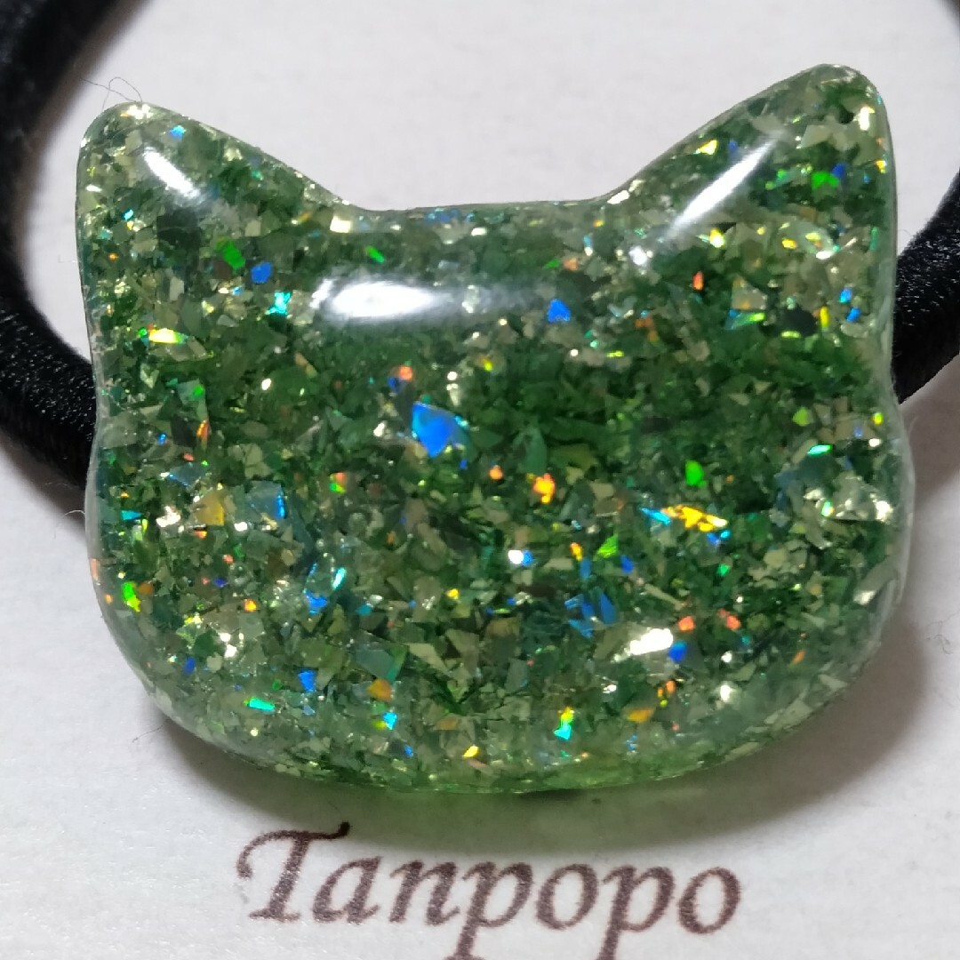 ヘアゴム ハンドメイド レジン☆ きらきら 猫ちゃんฅ•ω•ฅ オーロラ 緑色系 ハンドメイドのアクセサリー(ヘアアクセサリー)の商品写真