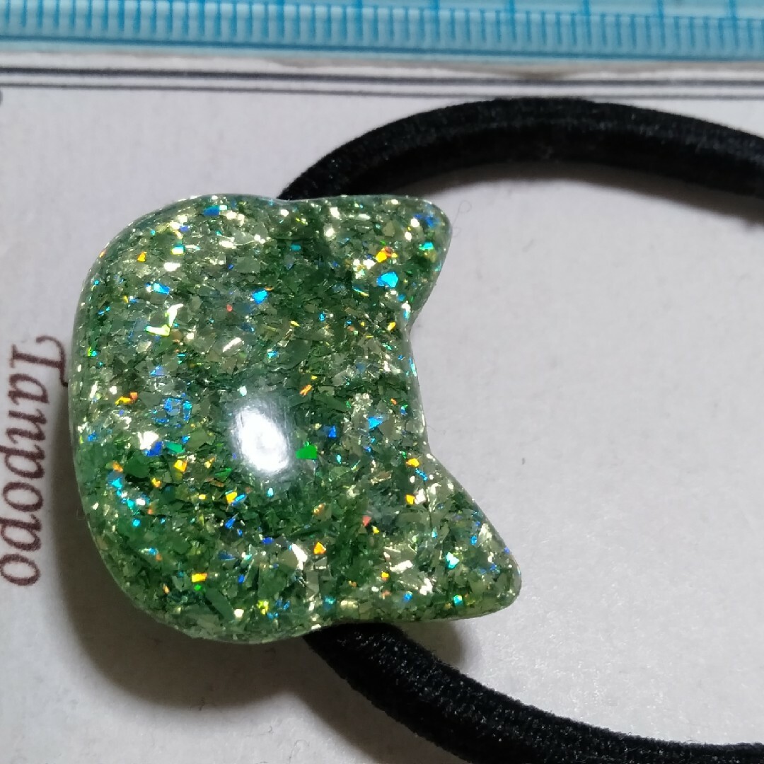 ヘアゴム ハンドメイド レジン☆ きらきら 猫ちゃんฅ•ω•ฅ オーロラ 緑色系 ハンドメイドのアクセサリー(ヘアアクセサリー)の商品写真