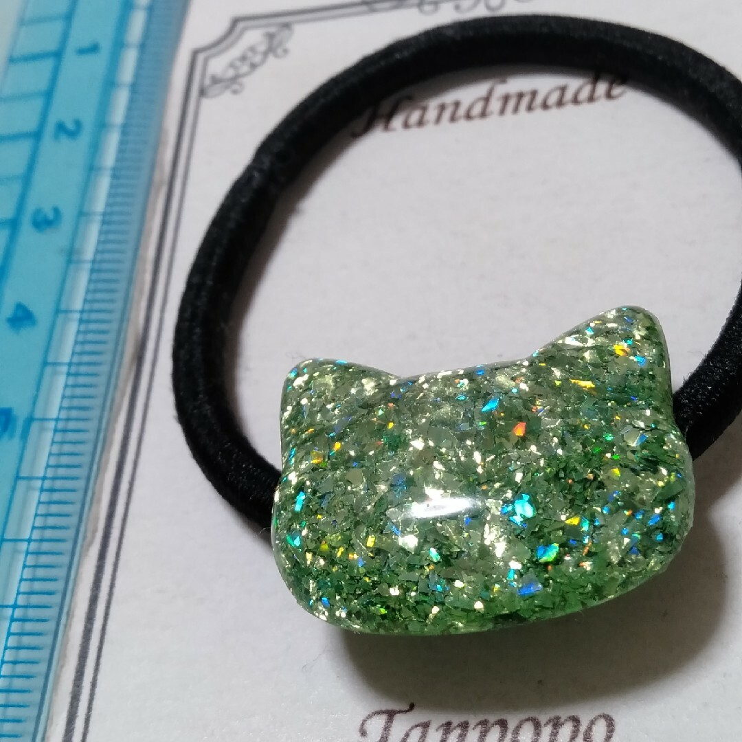 ヘアゴム ハンドメイド レジン☆ きらきら 猫ちゃんฅ•ω•ฅ オーロラ 緑色系 ハンドメイドのアクセサリー(ヘアアクセサリー)の商品写真