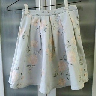 ティティアンドコー(titty&co)の春物♪titty&Co.花柄水色スカート (ミニスカート)
