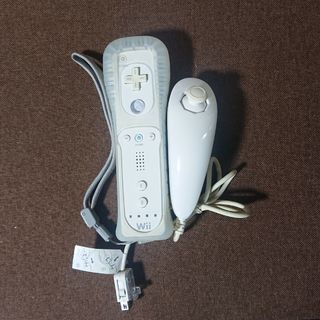 ウィー(Wii)のWii リモコン ヌンチャクセット白 ホワイト シリコンカバー付  任天堂純正品(家庭用ゲーム機本体)