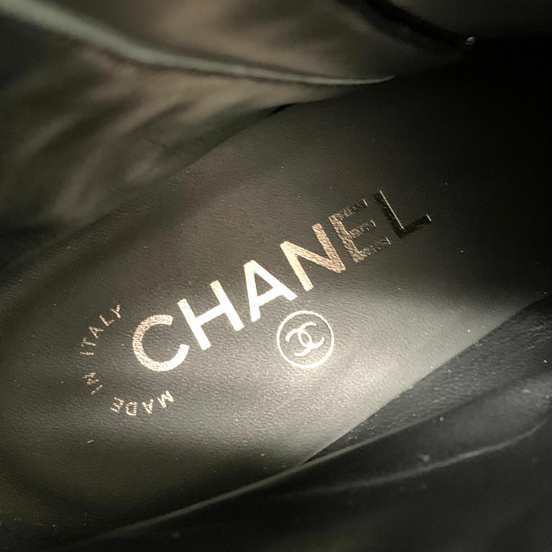 CHANEL(シャネル)の8338 シャネル レザー ココマーク チェーン マトラッセ ショートブーツ レディースの靴/シューズ(ブーツ)の商品写真