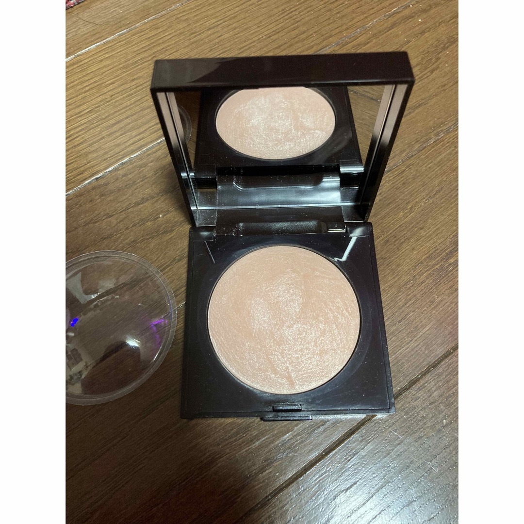 laura mercier(ローラメルシエ)のローラメルシエ マットラディアンス ベイクドパウダー ハイライト 01 コスメ コスメ/美容のベースメイク/化粧品(フェイスパウダー)の商品写真