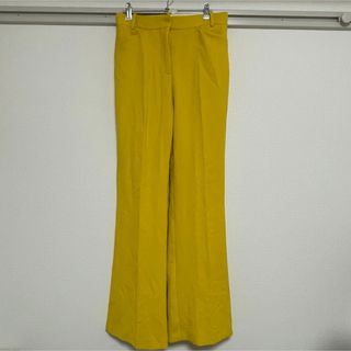 ザラ(ZARA)の【新品】ZARA フレアパンツ センタープレス 黄　XS(カジュアルパンツ)