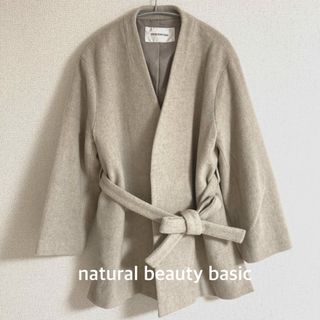 ナチュラルビューティーベーシック(NATURAL BEAUTY BASIC)の美品　ナチュラルビューティーベーシック　ノーカラー　ハーフコート　ライトベージュ(ノーカラージャケット)