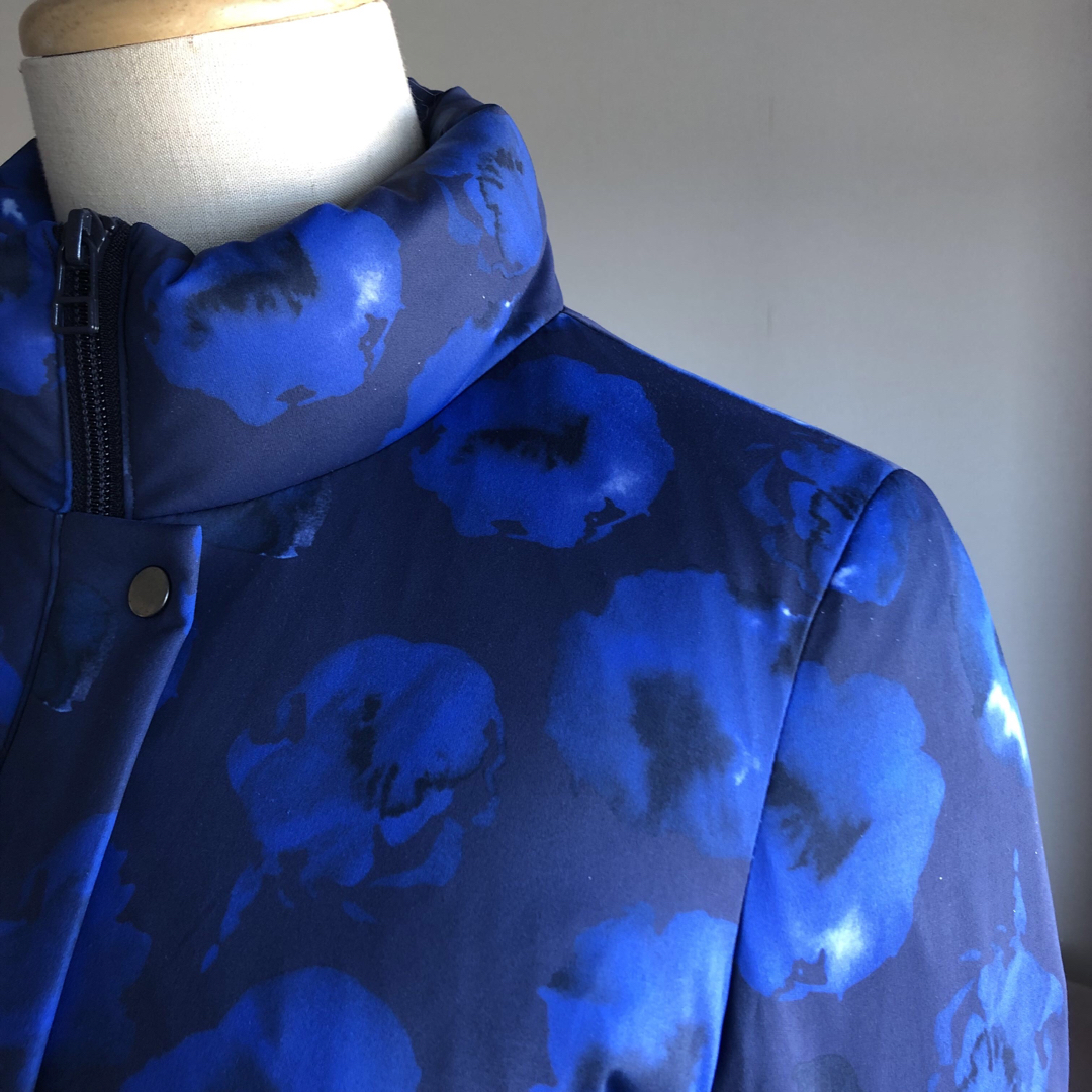 dinos(ディノス)のダーマコレクション　ダウンジャケット　S 花柄　フラワー　ブルー レディースのジャケット/アウター(ダウンジャケット)の商品写真