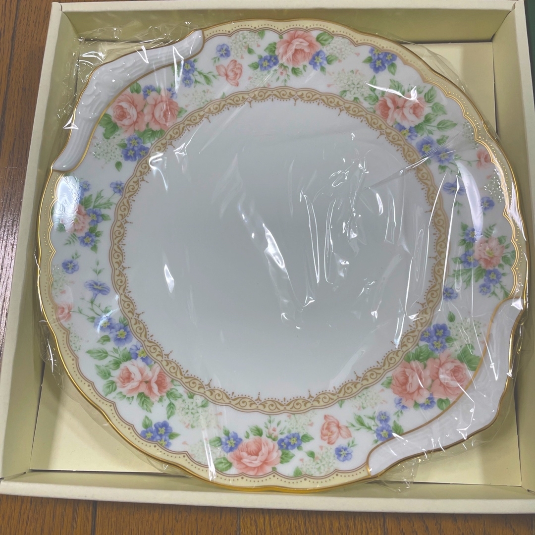 Noritake(ノリタケ)の【未使用】Noritake  パーティープレート  27cm  ホワイトガーデン インテリア/住まい/日用品のキッチン/食器(食器)の商品写真