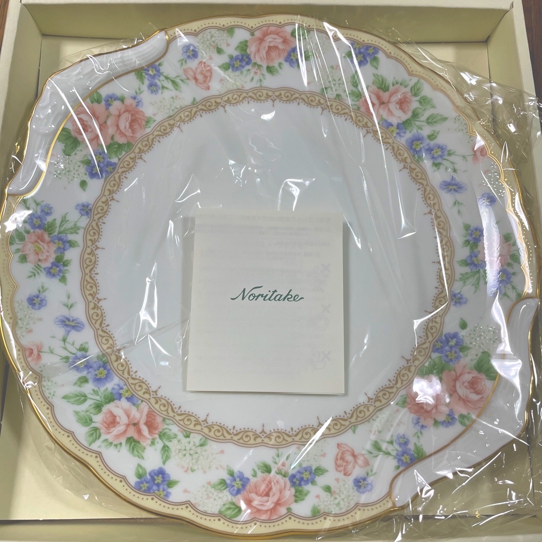 Noritake(ノリタケ)の【未使用】Noritake  パーティープレート  27cm  ホワイトガーデン インテリア/住まい/日用品のキッチン/食器(食器)の商品写真