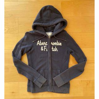 アバクロンビーアンドフィッチ(Abercrombie&Fitch)のアバクロ　パーカー　ネイビー(パーカー)