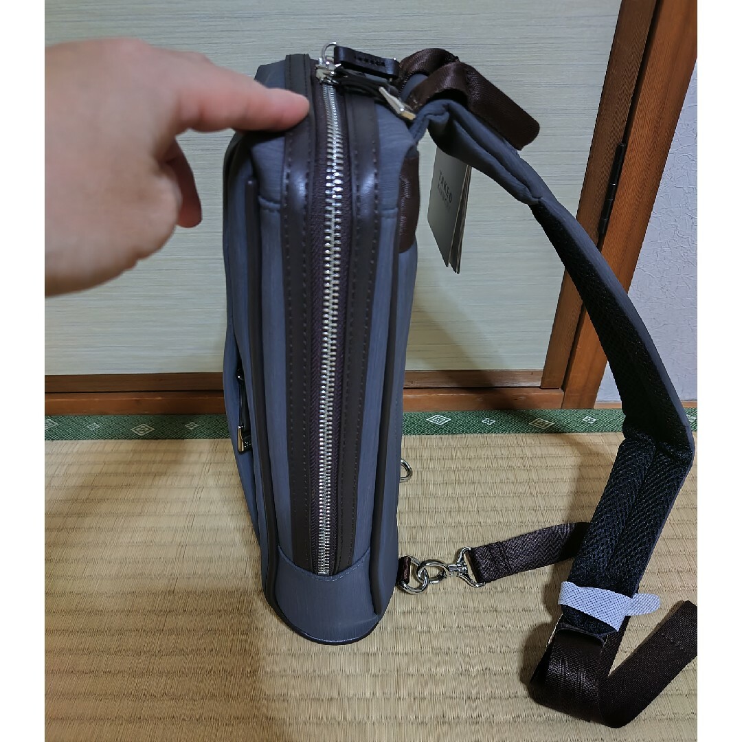 TAKEO KIKUCHI(タケオキクチ)の新品　タケオキクチ　メンズ　ボディバッグ　グレー メンズのバッグ(ボディーバッグ)の商品写真