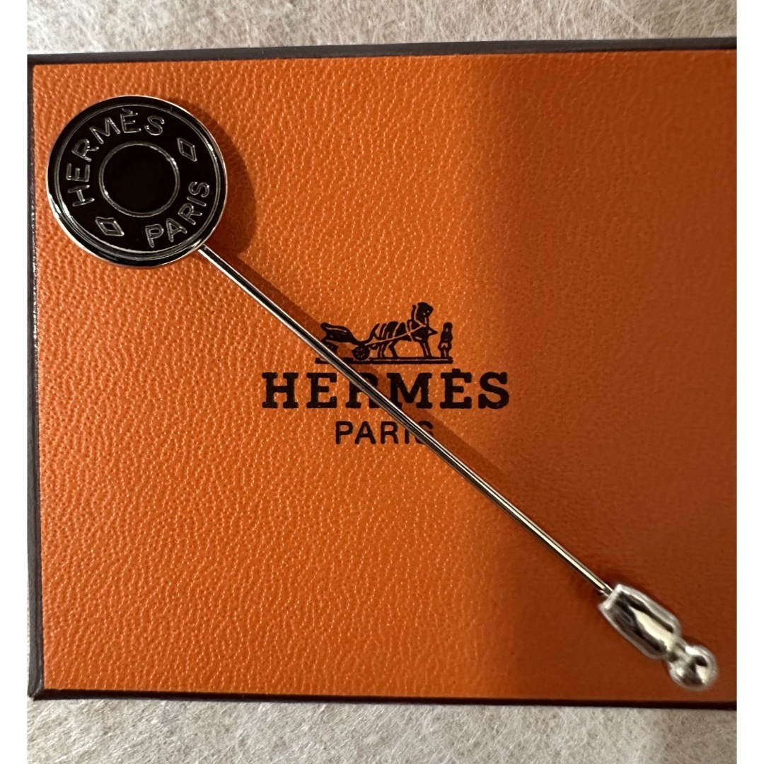 Hermes(エルメス)の未使用HERMES  セリエ クルードセル ハットピン ブローチ レディースのアクセサリー(ブローチ/コサージュ)の商品写真