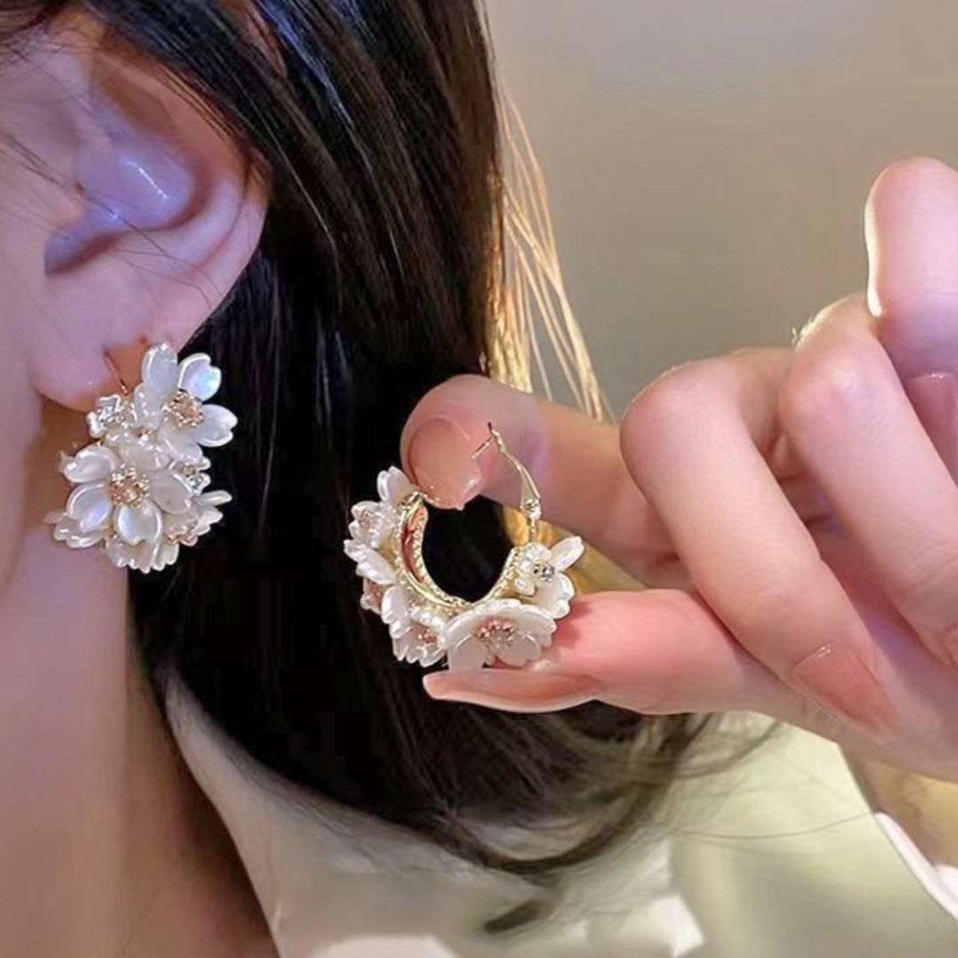 ゴールド ホワイト ピアス♡フラワー 可愛い レディースアクセサリー 華やか レディースのアクセサリー(ピアス)の商品写真