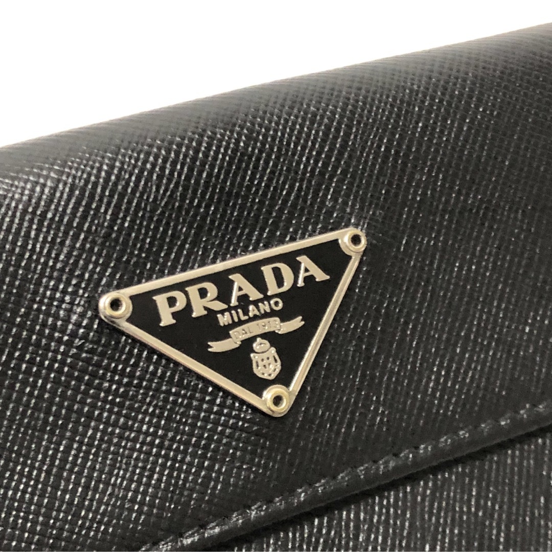 PRADA(プラダ)の【美品】PRADA プラダ　サフィアーノ　二つ折り財布　ブラック　シルバー金具 レディースのファッション小物(財布)の商品写真