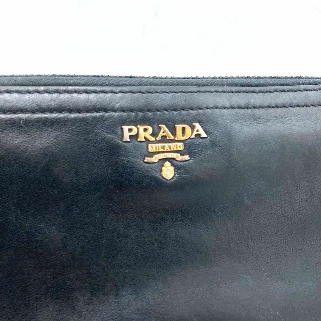 PRADA(プラダ)のプラダ ロゴ ラウンドジップレザーウォレット 長財布 ブラック メンズのファッション小物(長財布)の商品写真