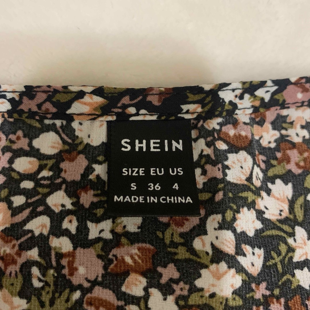 SHEIN(シーイン)の【SHEIN】LUNE 小花柄 シャーリングウエスト ビショップスリーブ ドレス レディースのワンピース(ロングワンピース/マキシワンピース)の商品写真