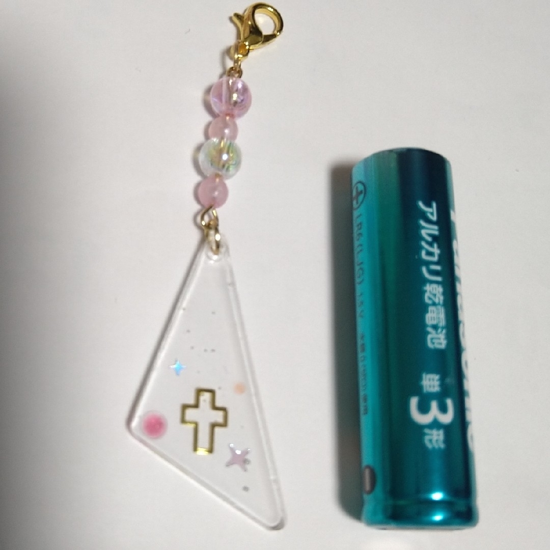 【ハンドメイド】三角レジン　ピンククロスチャーム　２点以上でおまけつき ハンドメイドのアクセサリー(チャーム)の商品写真