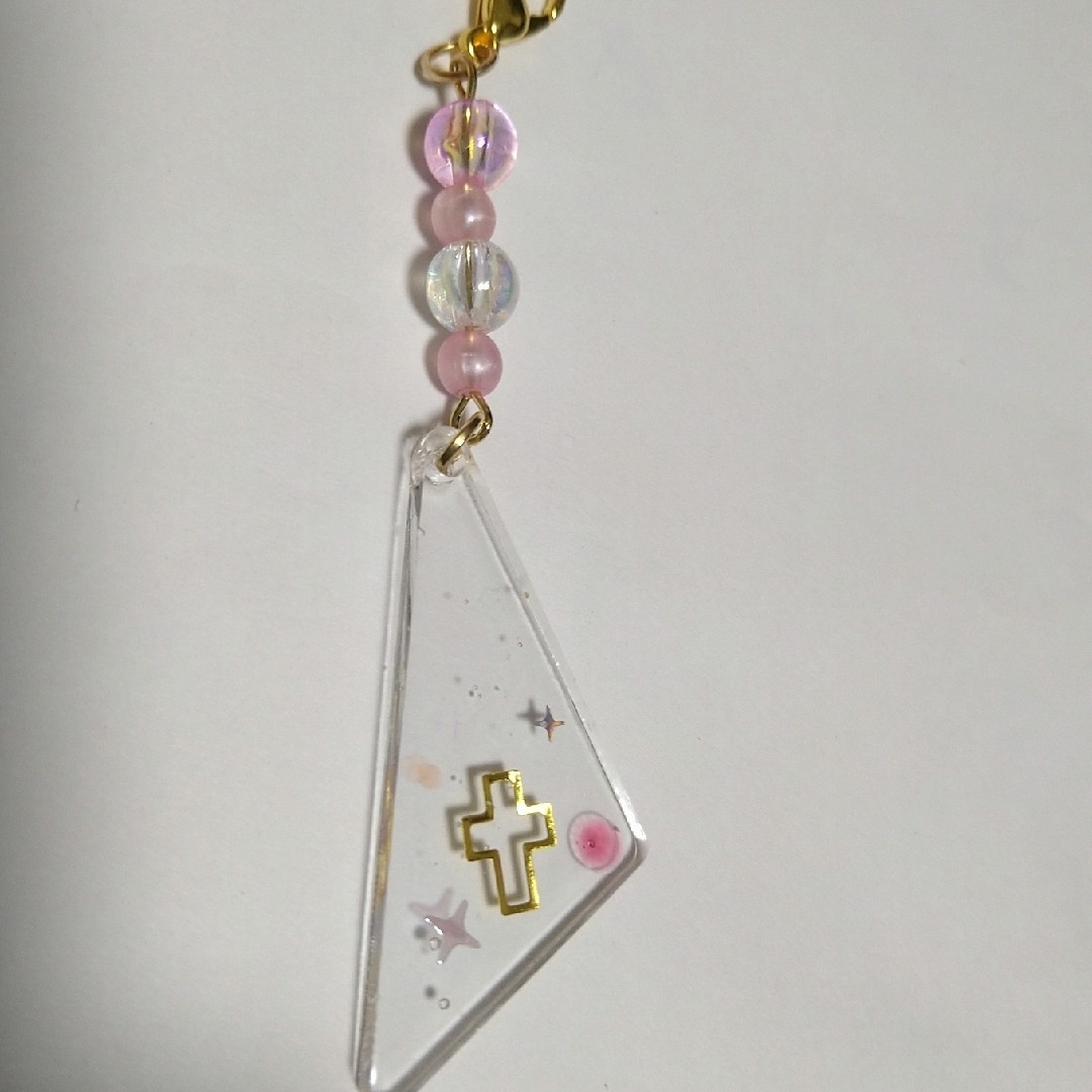 【ハンドメイド】三角レジン　ピンククロスチャーム　２点以上でおまけつき ハンドメイドのアクセサリー(チャーム)の商品写真