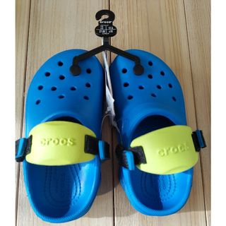 クロックス(crocs)の新品　クロックス　クラシック　キッズサンダル　17.5cm　ブライトコバルト(サンダル)