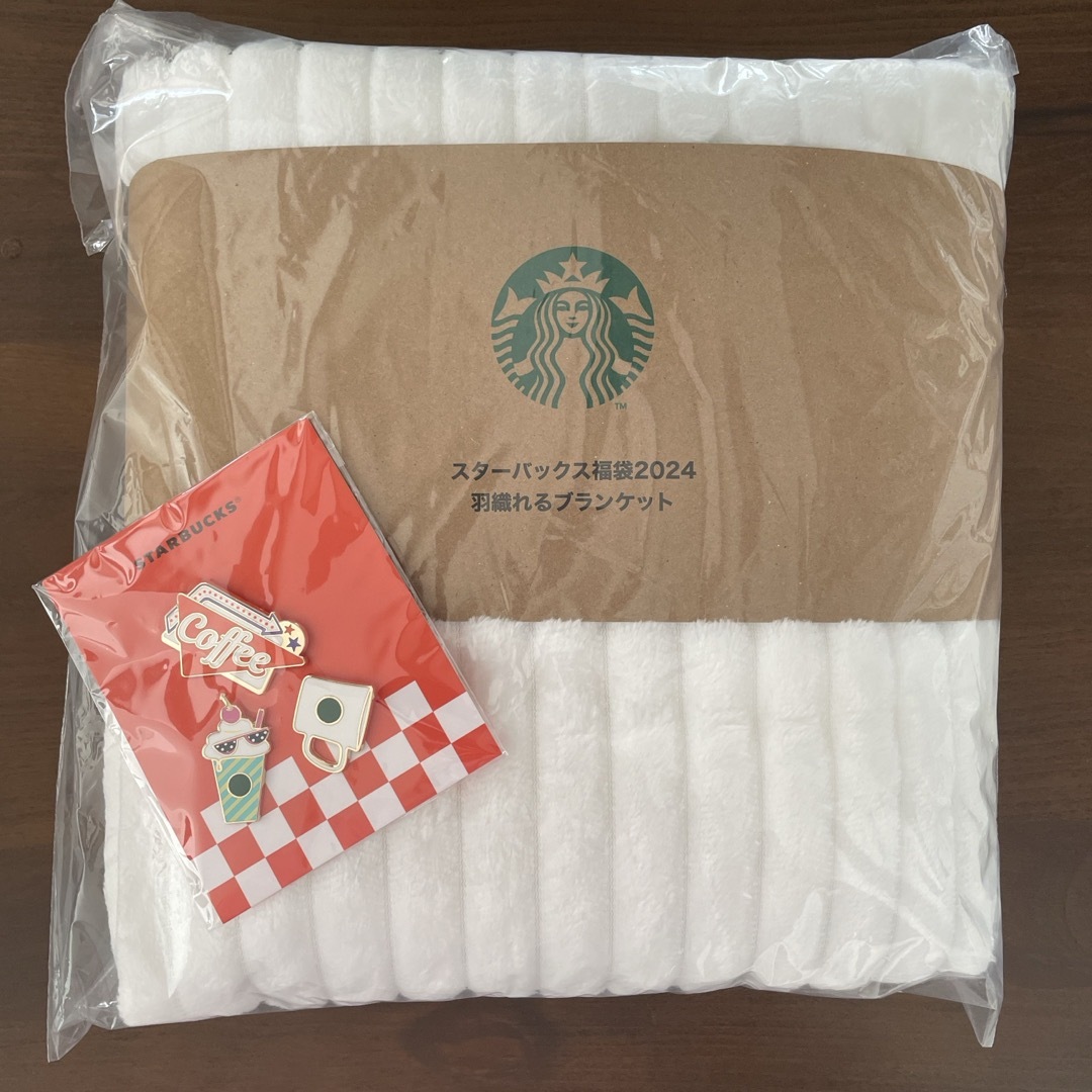 Starbucks(スターバックス)のスターバックス福袋2024 羽織れるブランケット&ピンバッチセット エンタメ/ホビーのコレクション(ノベルティグッズ)の商品写真