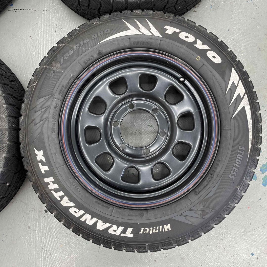 トーヨータイヤ(トーヨータイヤ)のトヨタハイエースバンスタッドレスタイヤホイル付215/65R16 自動車/バイクの自動車(タイヤ・ホイールセット)の商品写真