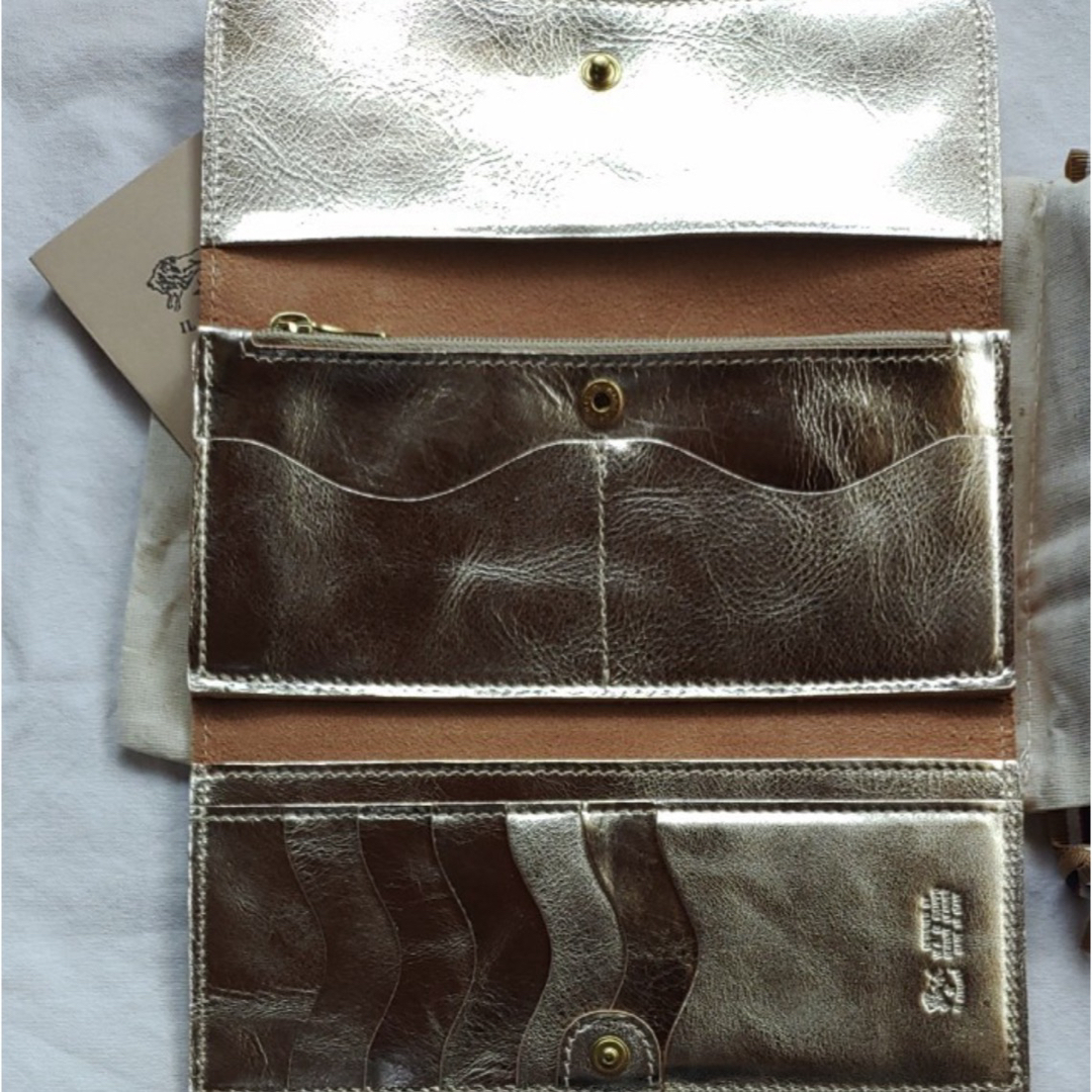 IL BISONTE(イルビゾンテ)の新品　イルビゾンテ　プラチナゴールド　メタリック　　財布 レディースのファッション小物(財布)の商品写真