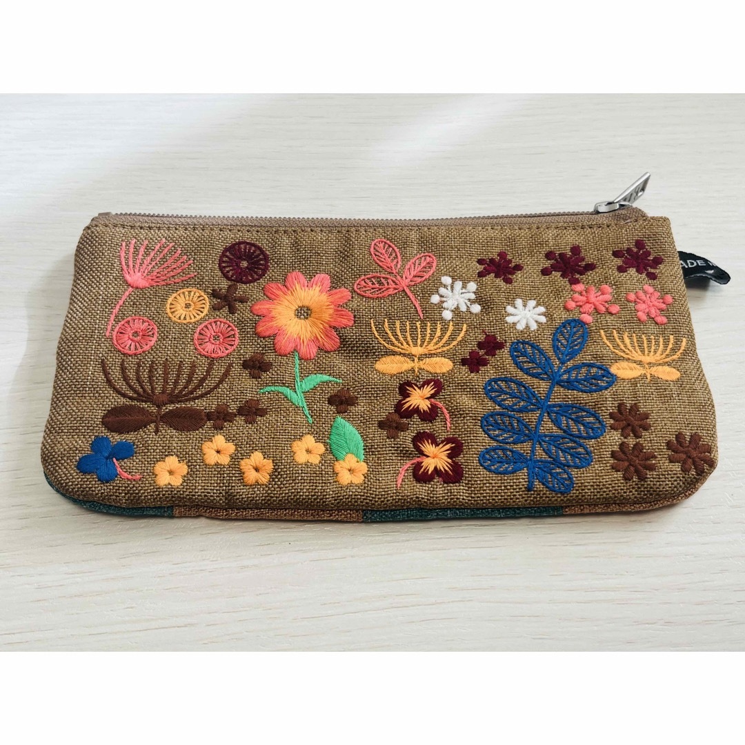 【新品】ベトナム　刺繍ポーチ　花柄 ハンドメイドのファッション小物(ポーチ)の商品写真