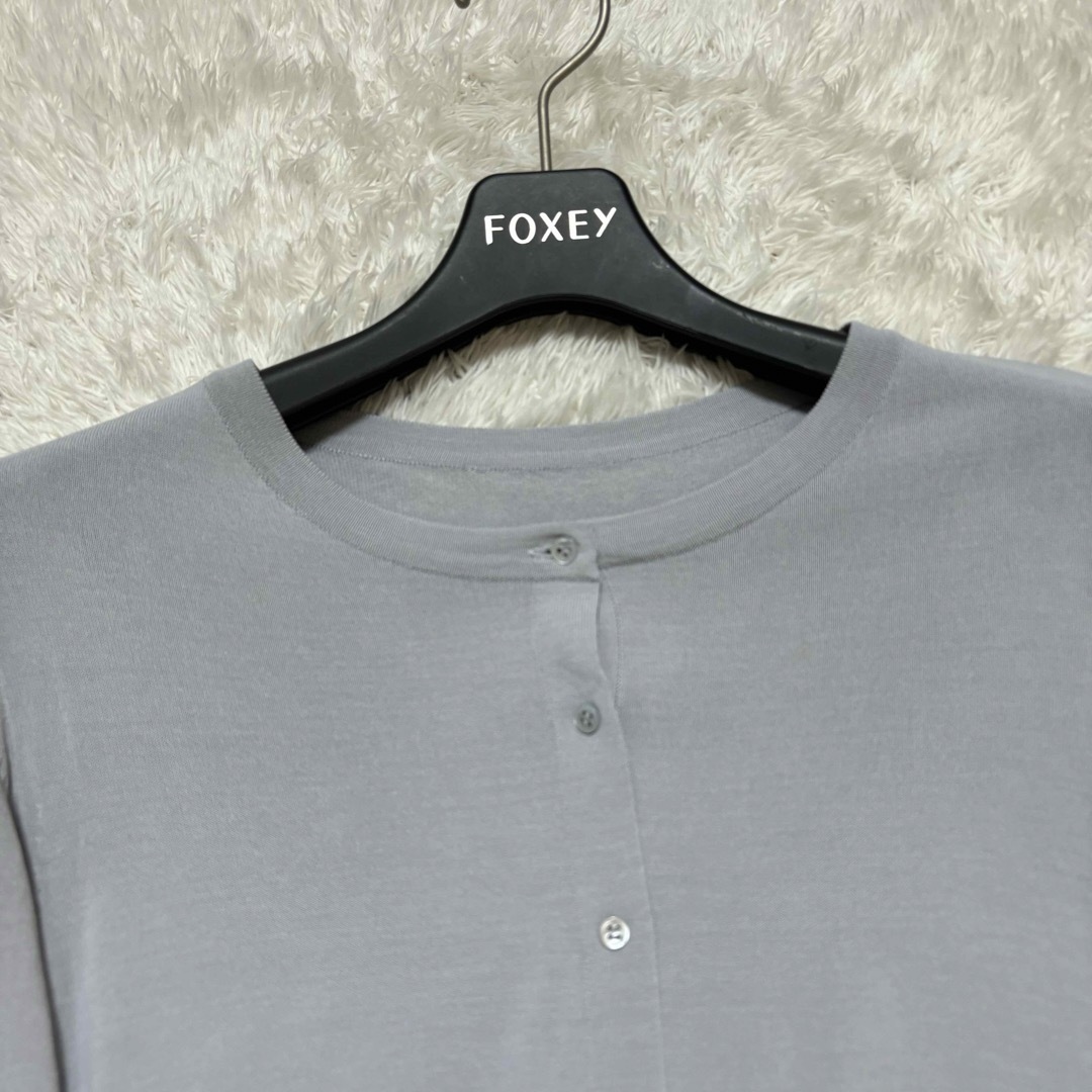 FOXEY(フォクシー)のフォクシー　アッパースタンダード　大人気カーディガン　ショート丈　ライトブルー レディースのトップス(カーディガン)の商品写真