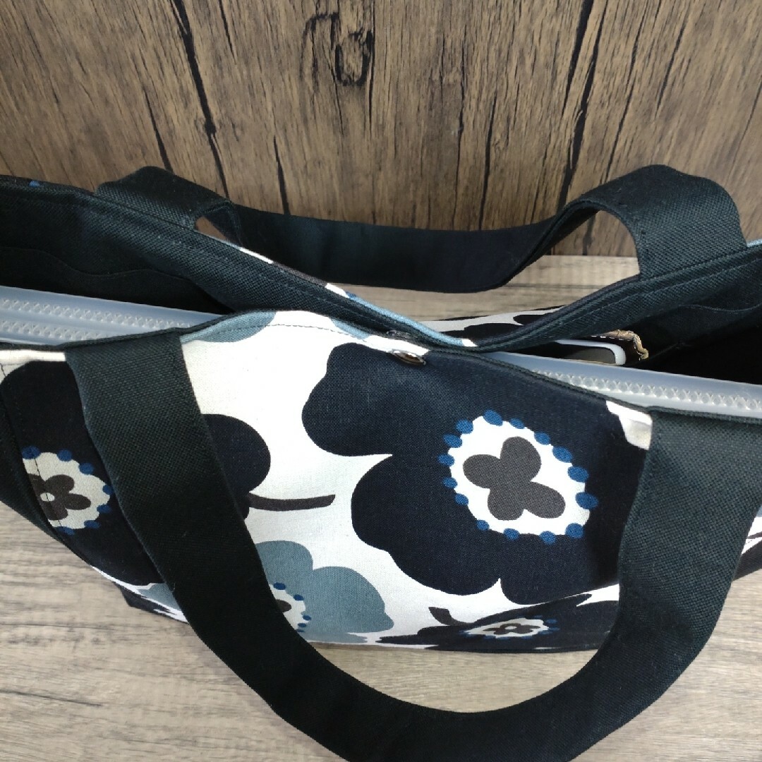 ブラック系北欧風花柄＆黒帆布　トートバッグ　ハンドメイド ハンドメイドのファッション小物(バッグ)の商品写真